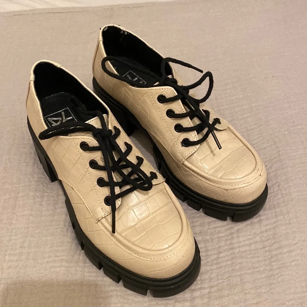 DIRTY LAUNDRY PLATFORM SHOES . Size 7 . New